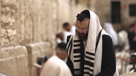 Silueta-De-Un-Hombre-Judío-Ortodoxo-Orando-En-El-Muro-Occidental-De-Jerusalén