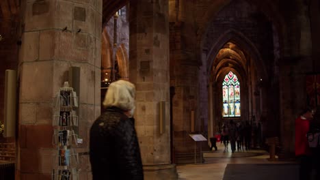 Interior-De-Columnas-De-La-Catedral-De-La-Iglesia-Católica-Europea-Con-Vidrieras,-Gente-Caminando-Y-Hermosa-Arquitectura-En-Edimburgo,-Escocia