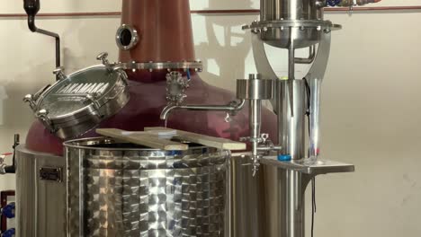 Proceso-De-Destilación-En-La-Destilería-De-Ron-Takamaka,-Alcohol-Puro-Que-Sale-De-La-Cámara,-Mahe-Seychelles