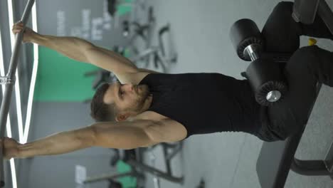 Vertikales-Video-Eines-Männlichen-Trainings-Der-Rücken--Und-Handmuskulatur-Bei-Zuggewichtsübungen-In-Einem-Fitnessstudio