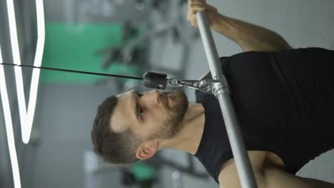 Männer-Trainieren-Brustmuskeln-Und-Machen-Zuggewichtsübungen-In-Einem-Fitnessstudio