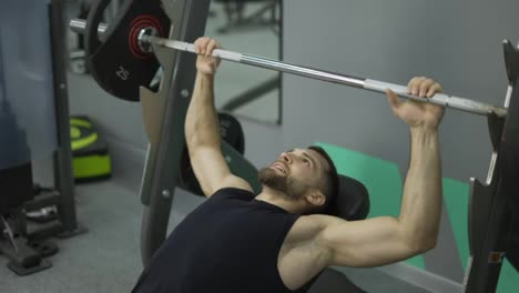 Men-lying-and-working-out-barbell-bench-press-in-the-gym