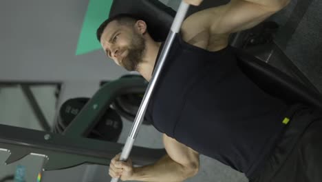 Männer-Trainieren-Im-Fitnessstudio-Langhantel-Bankdrücken