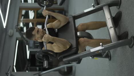 Hübscher-Bodybuilder-Beim-Gewichtheben-Im-Fitnessstudio