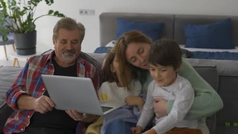 Generaciones-Familiares-Felices,-Abuelo-Con-Dos-Nietos-E-Hija-Haciendo-Videollamadas