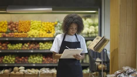 African-american-female-staff-person-standing-with-tablet-in-supermarket
