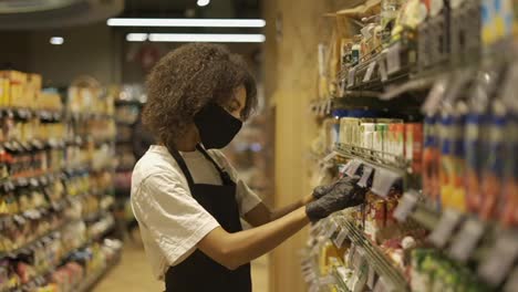 Weibliches-Personal-In-Maske,-Das-Im-Lebensmittelbereich-Des-Supermarkts-Arbeitet