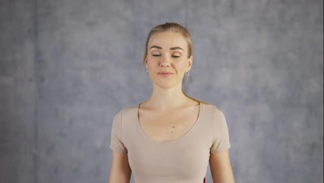 Porträt-Einer-Attraktiven-Yoga-Trainerin,-Die-Mit-Den-Händen-Eine-Namaste-Geste-Macht