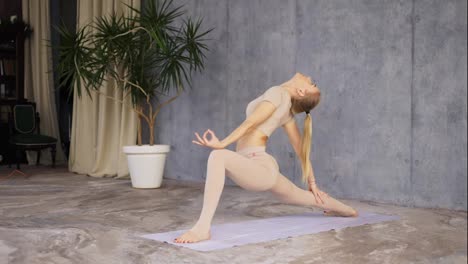Niña-Practicando-Yoga,-Virabhadrasana-O-Pose-Guerrera-Cambiando-A-Adho-Mukha-Svanasana-O-Pose-De-Perro-Boca-Abajo
