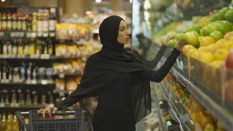 Una-Mujer-Musulmana-Comprando-Comestibles-En-El-Supermercado.