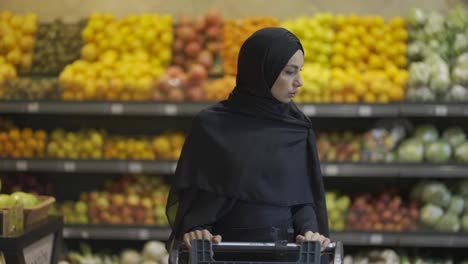 Porträt-Einer-Muslimischen-Frau,-Die-Im-Supermarkt-Lebensmittel-Einkauft