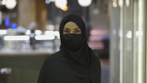 Porträt-Einer-Frau-Im-Hijab-Im-Supermarkt,-Mit-Maske