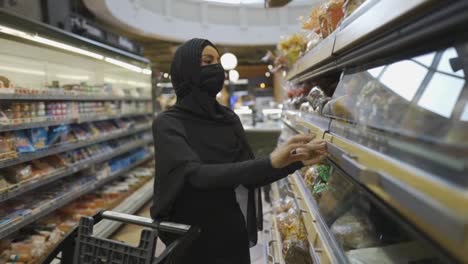 Mujer-Musulmana-En-Una-Sección-De-Panadería-En-El-Supermercado.