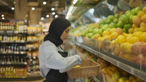 Mujer-Musulmana-Arregla-Las-Frutas-En-El-Supermercado.