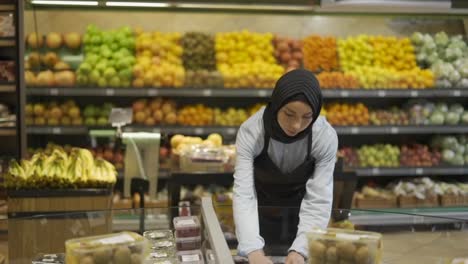 Muslim-woman-rearrange-the-products-in-the-supermarket