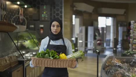 Muslimische-Frau-Im-Hijab-Geht-Mit-Einem-Korb-Mit-Frischem-Gemüse-Im-Supermarkt-Spazieren