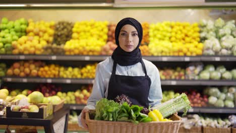Muslimische-Frau-Im-Hijab-Geht-Mit-Einem-Korb-Mit-Frischem-Gemüse-Im-Supermarkt-Spazieren,-Zeitlupe