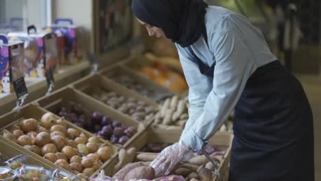 Señora-En-Hijab-Rellene-Las-Verduras-En-El-Stock-En-El-Supermercado