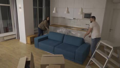 Ehepaar-Entfernt-Die-Decke-Vom-Sofa-In-Seiner-Neuen-Wohnung
