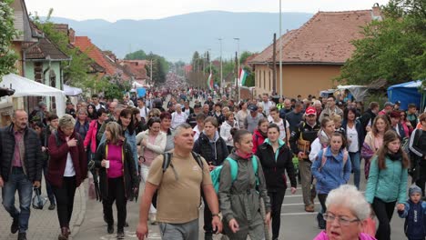 Gran-Multitud-De-Personas-Caminando-Por-Las-Calles-De-Csiksomlyo-En-Peregrinación-En-Rumania