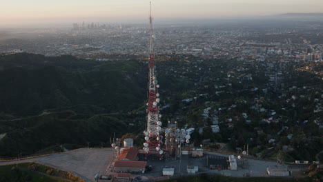 Hollywood-Schild-Und-Antenne-Aus-Der-Luft-Auf-Einem-Helikopter-Sonnenaufgang-Von-Hinten-Mit-Blick-Auf-Die-Innenstadt-Von-Los-Angeles.
