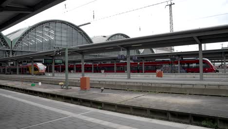Una-Vista-Cinematográfica-De-La-Estación-De-Frankfurt,-Donde-Un-Tren-Está-A-Punto-De-Salir-De-La-Estación-Por-La-Mañana.