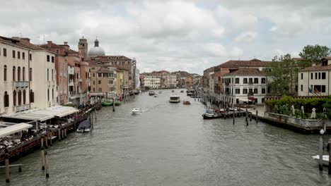 Blick-Auf-Den-Canal-Grande-Von-Der-Rialtobrücke-In-Venedig