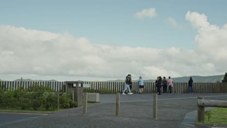 Vista-do-Rei-Viewpoint:-Tourists-Enjoying-Sete-Cidades-São-Miguel,-Azores