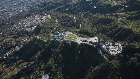 Luftaufnahme-Des-Griffith-Observatoriums-An-Einem-Sonnigen-Helikoptertag