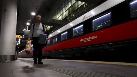 Trenitalia-Frecciarossa-Zug-Kommt-Am-Bahnsteig-Des-Bahnhofs-Bologna-An