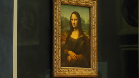 The-famous-Gioconda,-Monalisa-painting,-by-Leonardo-Da-Vinci,-in-the-Louvre-Museum,-France