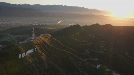 Hollywood-Schild-Aus-Der-Luft-Auf-Einem-Helikopter-Sonnenaufgang,-Seitenstrahlen-Der-Sonne