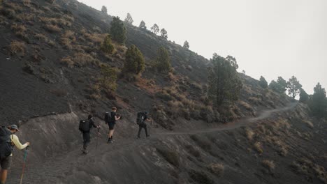 Grupo-De-Excursionistas-Con-Postes-De-Senderismo-En-El-Sendero-Hacia-La-Cumbre-Del-Volcán-Acatenango-En-Guatemala