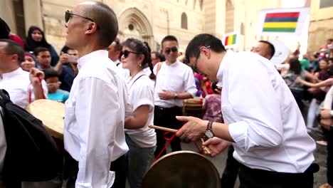Un-Hombre-Chino-Toca-Música-Tradicional-China-Durante-Un-Festival-Popular-En-Las-Calles-De-El-Cairo.