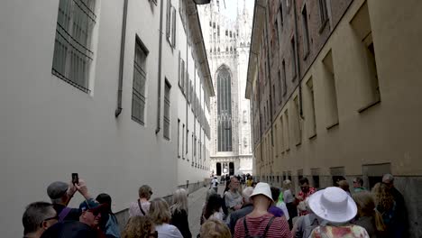 Wandergruppe-Steht-In-Der-Via-Palazzo-Reale-Mit-Dem-Duomo-Di-Milano-Im-Hintergrund