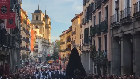 Rückansicht-Prozessionen-Der-Karwoche-Maria-Santisima-De-Los-Siete-Dolores-überfüllte-Toledo-Street-In-Madrid