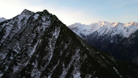 Amanecer-Sobre-Los-Picos-De-Las-Montañas-Nevadas-En-Las-Remotas-Montañas-De-Los-Cárpatos-Rumania-Europa