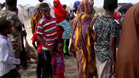 22.-August-2018-–-Kenianische-Arme-Stehen-Für-Humanitäre-Hilfe-Von-Einer-Der-Humanitären-Organisationen-Afrikas-In-Mandira,-Kenia