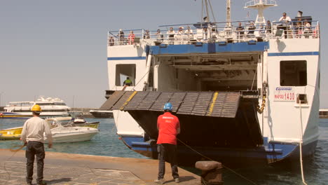 Anlegestelle-Der-Fähre,-Die-Touristen-Von-Der-Insel-Capri-Nach-Neapel-In-Capri,-Italien,-Transportiert