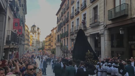 Rückansicht-Prozessionen-Der-Karwoche-Maria-Santisima-De-Los-Siete-Dolores-überfüllte-Toledo-Street-In-Madrid