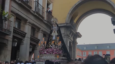 Vorderansicht-Der-Prozessionen-Der-Karwoche-Maria-Santisima-De-Los-Siete-Dolores-Toledo-Straße-In-Madrid