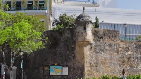 Eine-Historische-Mauer-Der-Festung-Felipe-El-Morro-Steht-Noch-Immer-Inmitten-Des-Finanzviertels-Von-Old-San-Juan,-Puerto-Rico