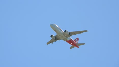 Tracking-Justin-Trudeau's-Liberal-campaign-plane-in-the-blue-sky