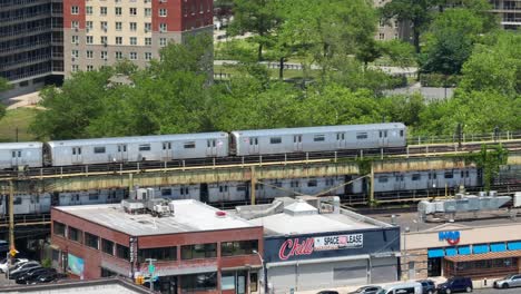 Dos-Trenes-De-La-Ciudad-De-Nueva-York-Que-Transportan-Pasajeros-Desde-Coney-Island-A-Otras-Partes-De-Nueva-York.