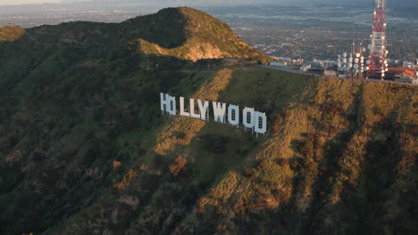 Hollywood-Schild-Aus-Der-Luft-Auf-Einem-Helikopter-Sonnenaufgang-Im-Morgengrauen
