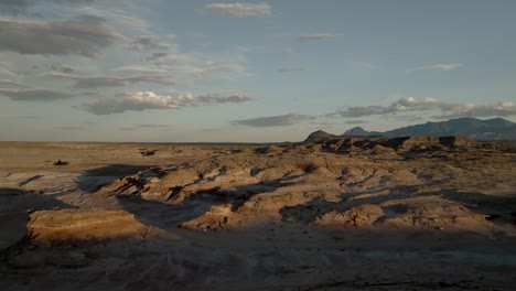 Der-Sonnenuntergang-Wirft-Schatten-über-Das-Zerklüftete-Wüstengelände-–-Luftaufnahme