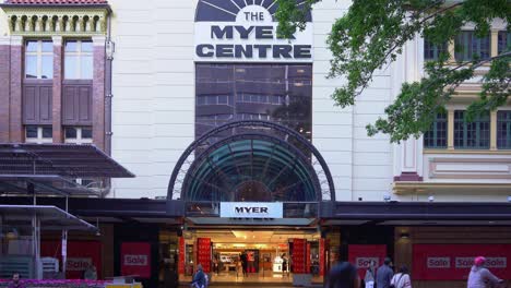 Statische-Aufnahme-Am-Eingang-Des-Myer-Center-Im-Queen-Street-Mall-In-Der-Innenstadt-Von-Brisbane.-Der-Australische-Einzelhandelsriese-Myer-Wird-Seinen-Queensland-Flagship-Store-Im-Gleichnamigen-Einkaufszentrum-Schließen