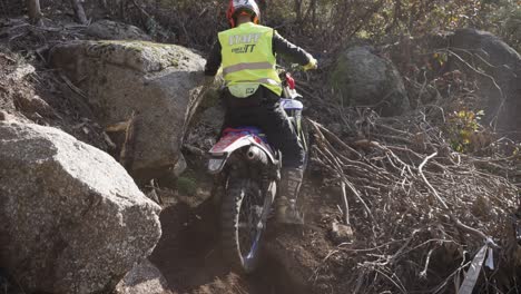 Piloto-Profesional-De-Motocross-Haciendo-Todoterreno-En-El-Suelo-Durante-El-Paseo-De-Enduro