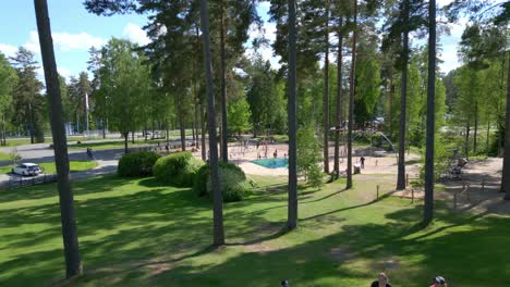 Luftaufnahme-Des-Parks-Und-Kinderspielplatzes-Im-Isaberg-Mountain-Resort-In-Schweden