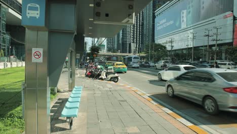 Thailändische-Bushaltestelle-Mit-Vorbeifahrendem-Verkehr-In-Bangkok,-Thailand